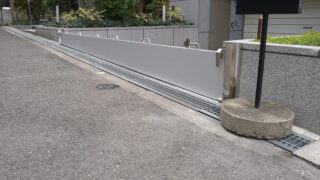 IT機器商社本社ビルにとめみちゃん（止水板）を設置してきました。